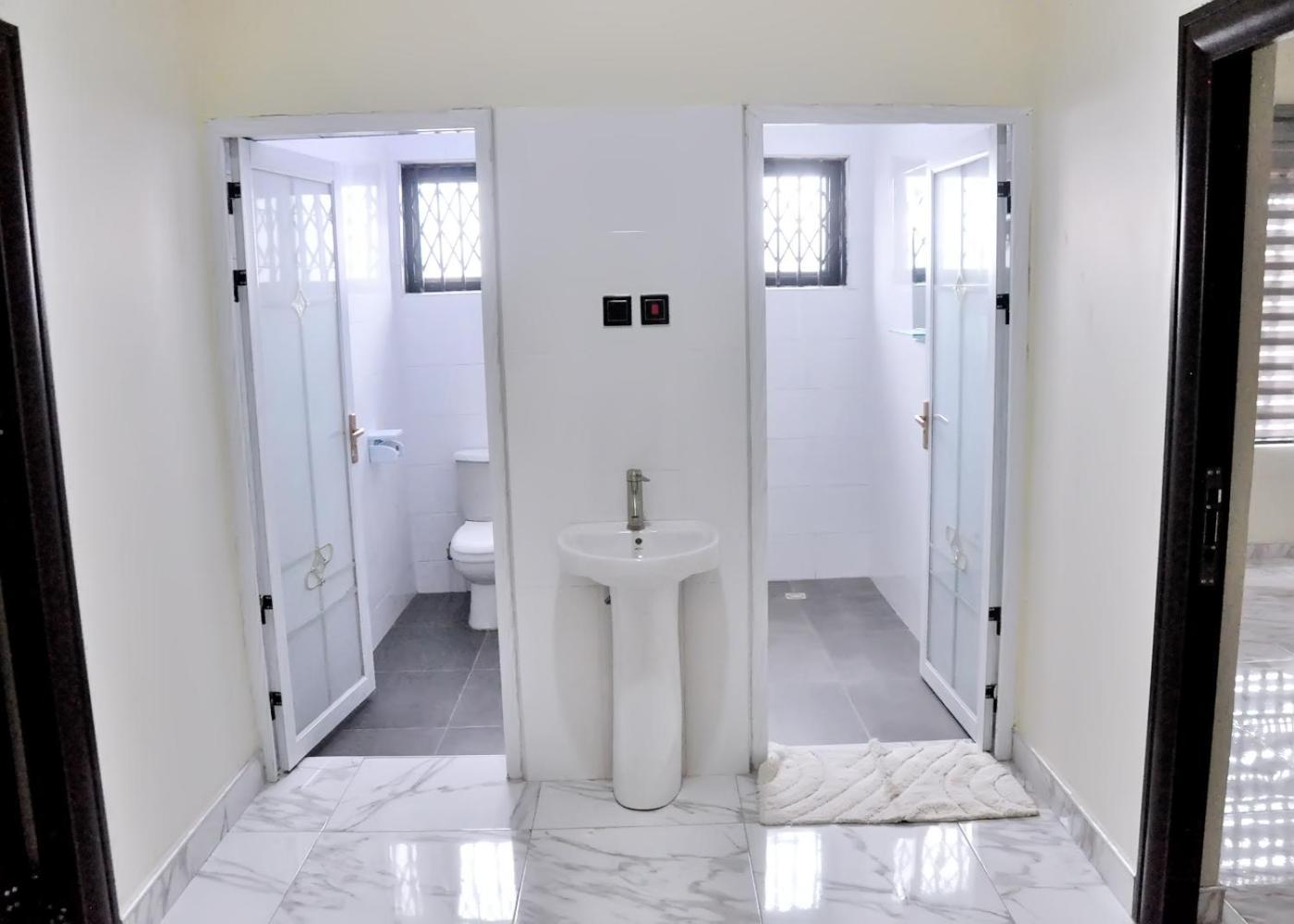 Queens Place Hotel Accra Ngoại thất bức ảnh