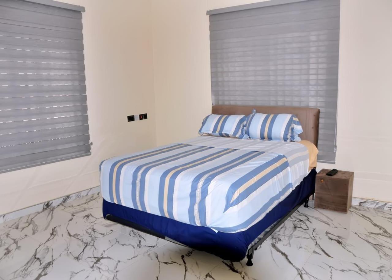 Queens Place Hotel Accra Ngoại thất bức ảnh