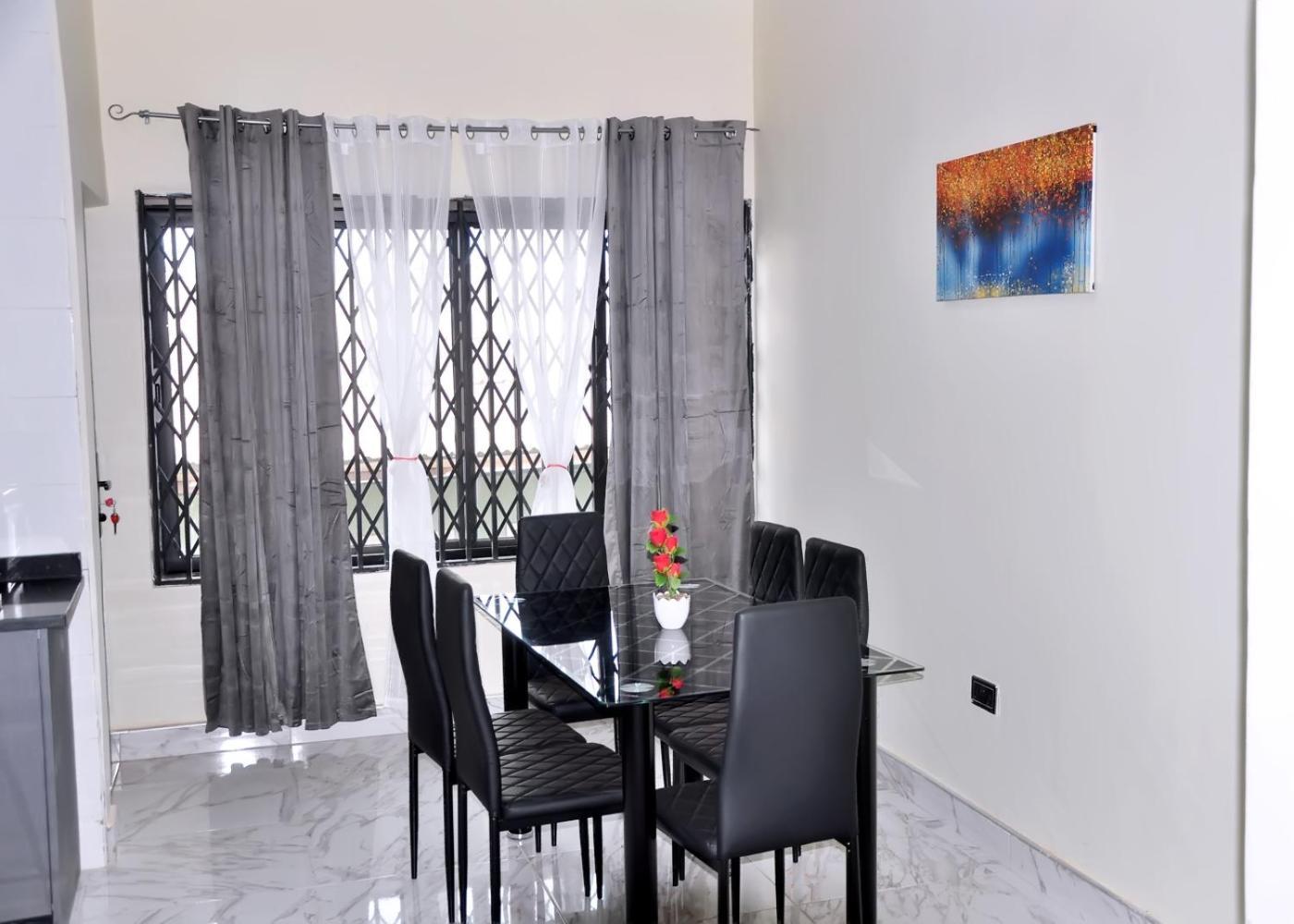 Queens Place Hotel Accra Ngoại thất bức ảnh