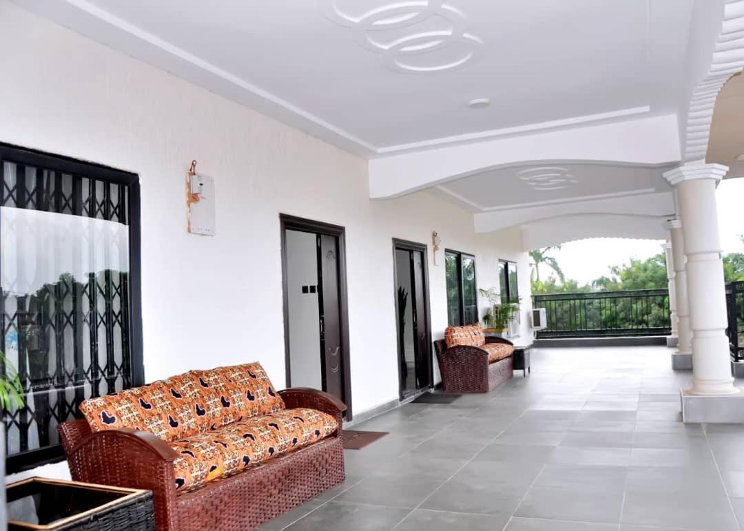 Queens Place Hotel Accra Ngoại thất bức ảnh