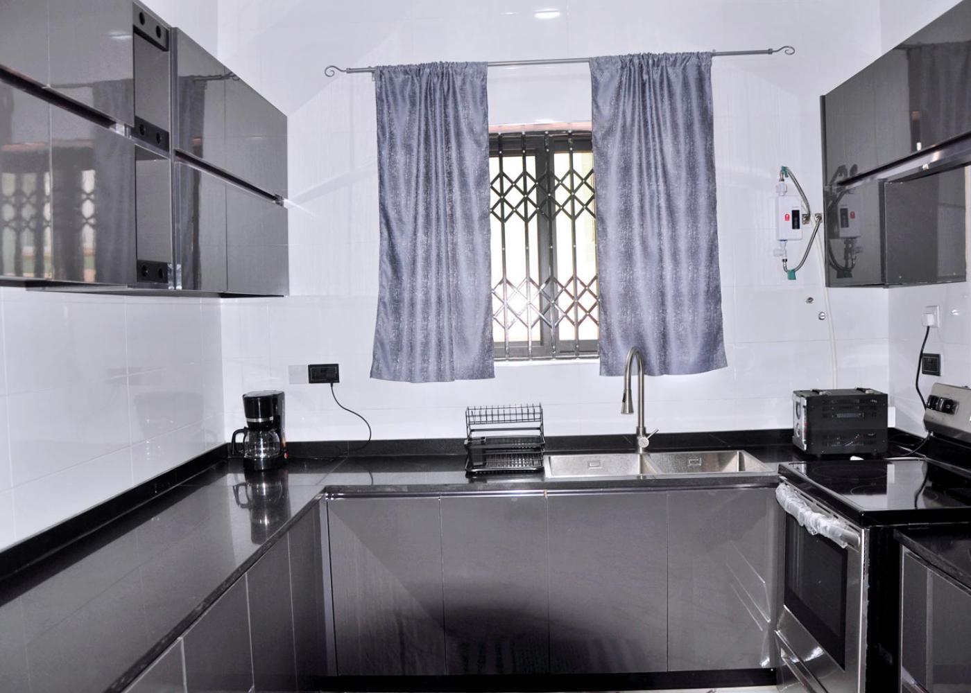 Queens Place Hotel Accra Ngoại thất bức ảnh