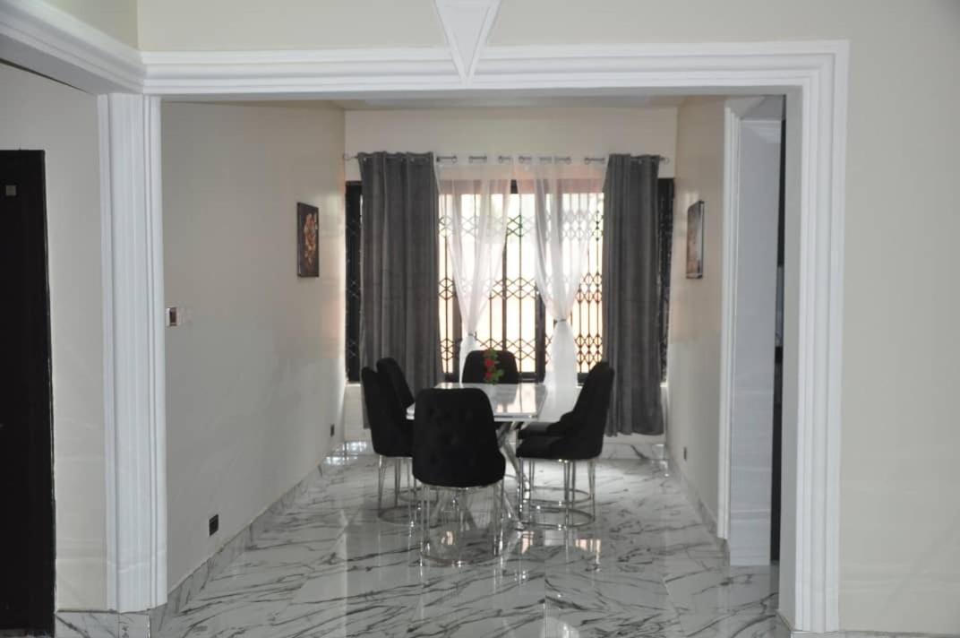 Queens Place Hotel Accra Ngoại thất bức ảnh