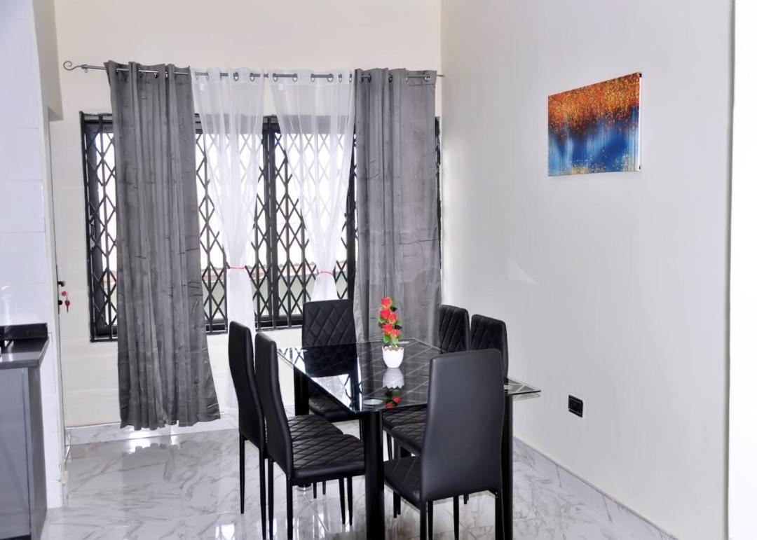 Queens Place Hotel Accra Ngoại thất bức ảnh