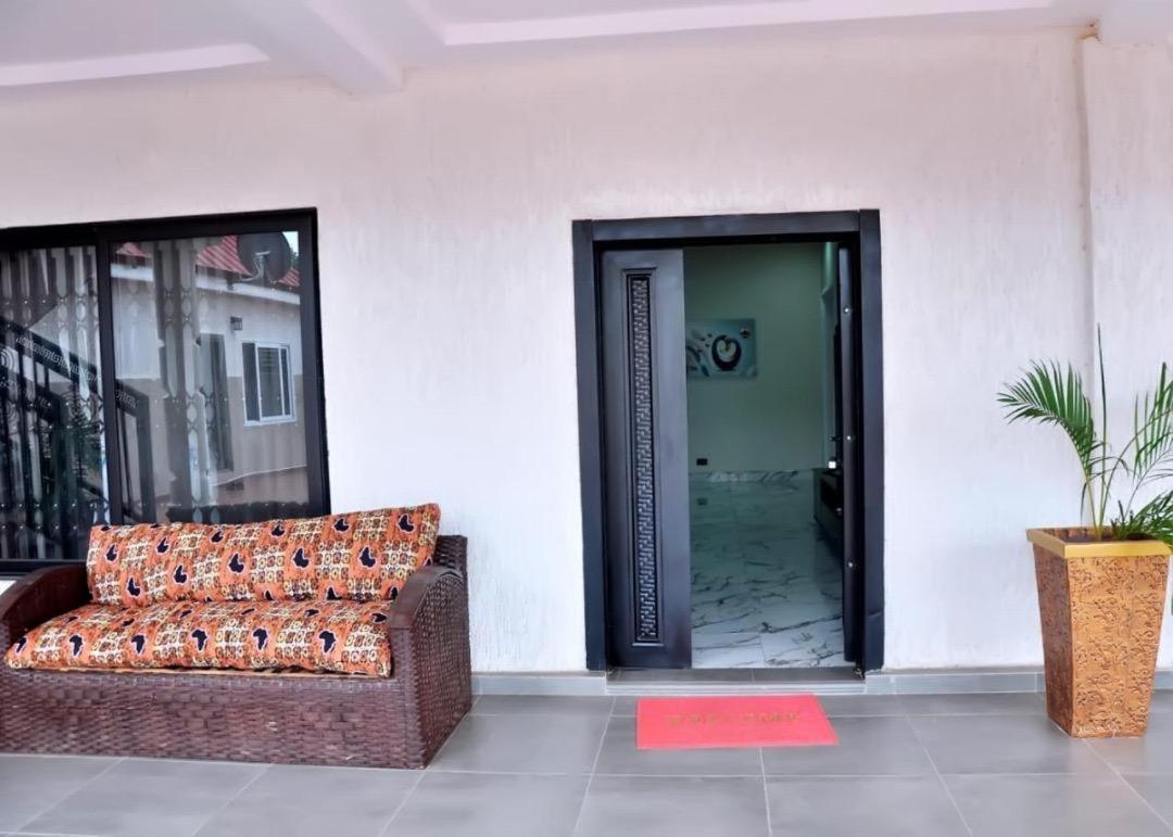 Queens Place Hotel Accra Ngoại thất bức ảnh