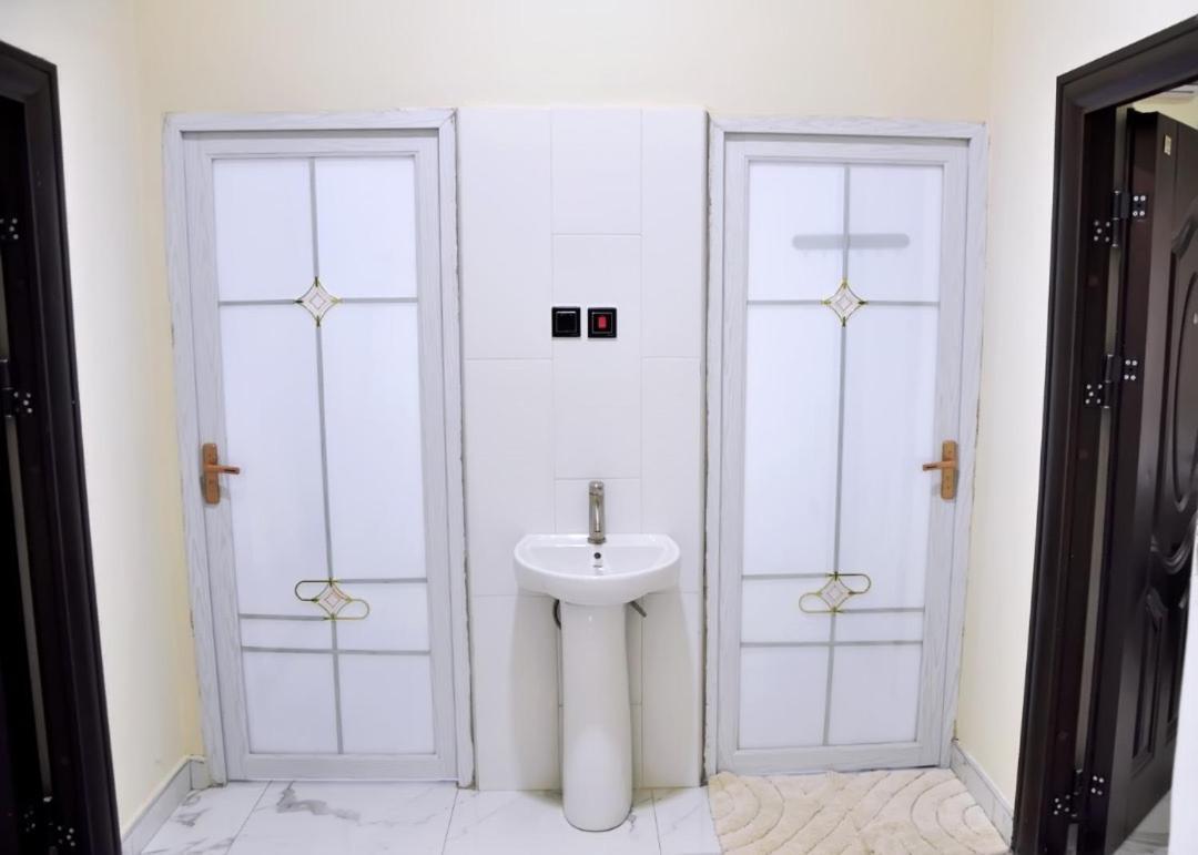 Queens Place Hotel Accra Ngoại thất bức ảnh