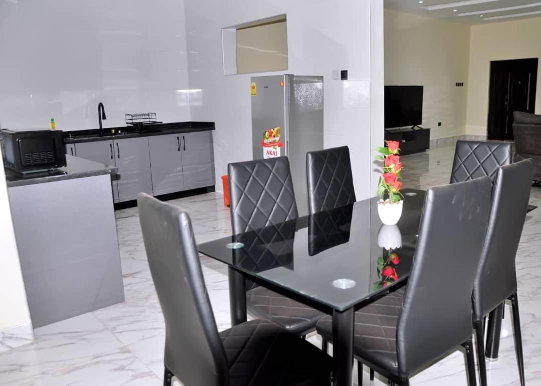 Queens Place Hotel Accra Ngoại thất bức ảnh