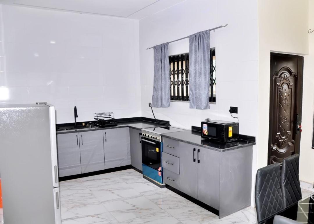 Queens Place Hotel Accra Ngoại thất bức ảnh