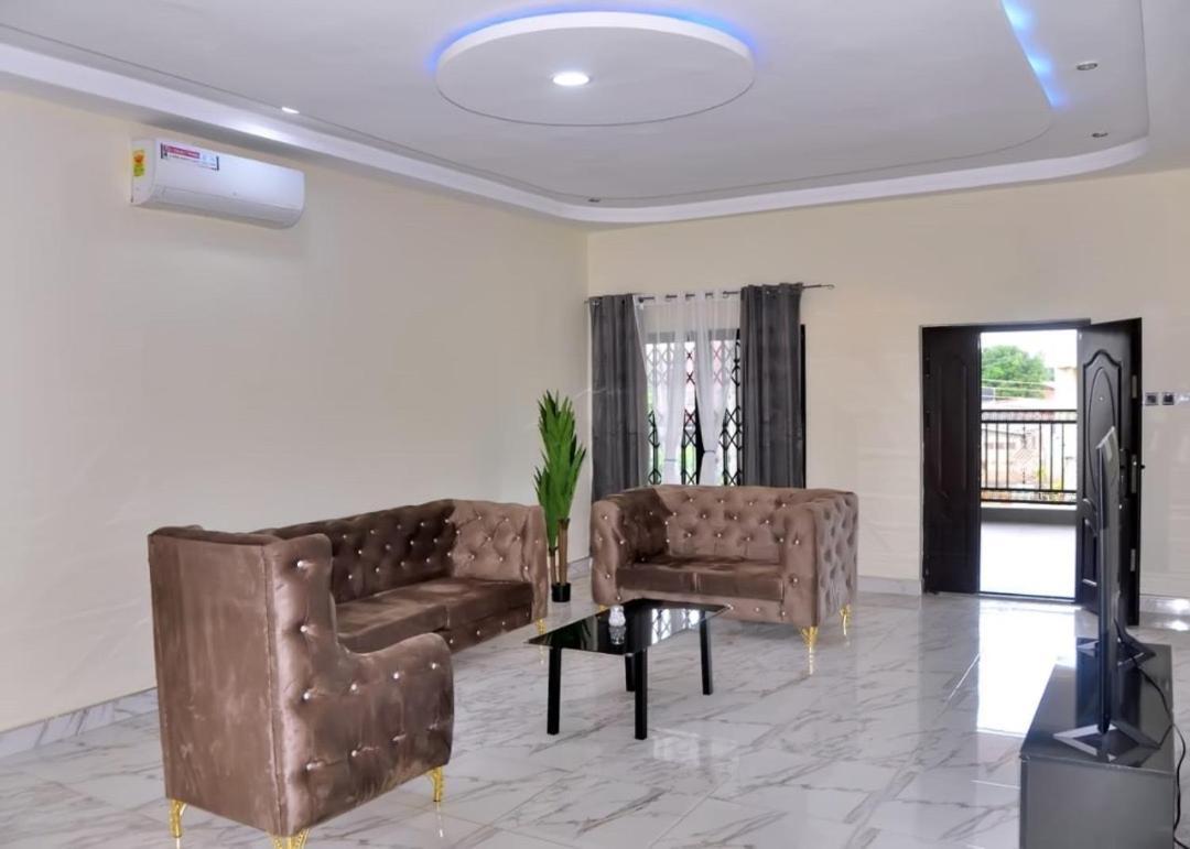 Queens Place Hotel Accra Ngoại thất bức ảnh