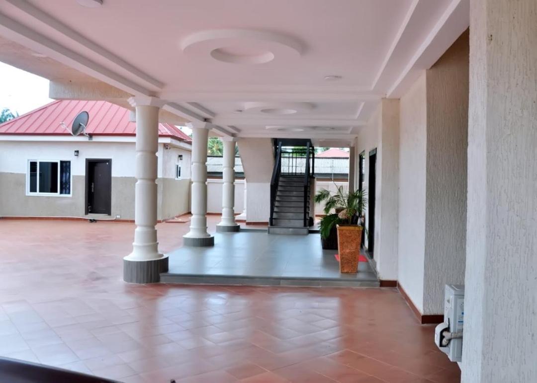 Queens Place Hotel Accra Ngoại thất bức ảnh