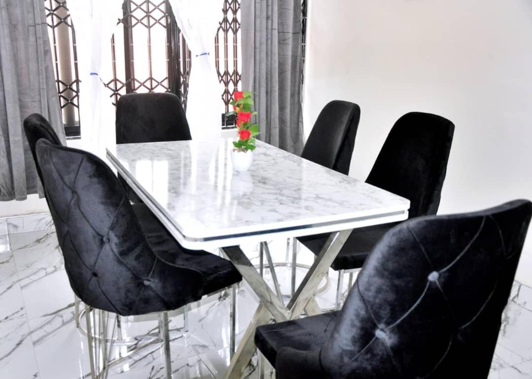 Queens Place Hotel Accra Ngoại thất bức ảnh