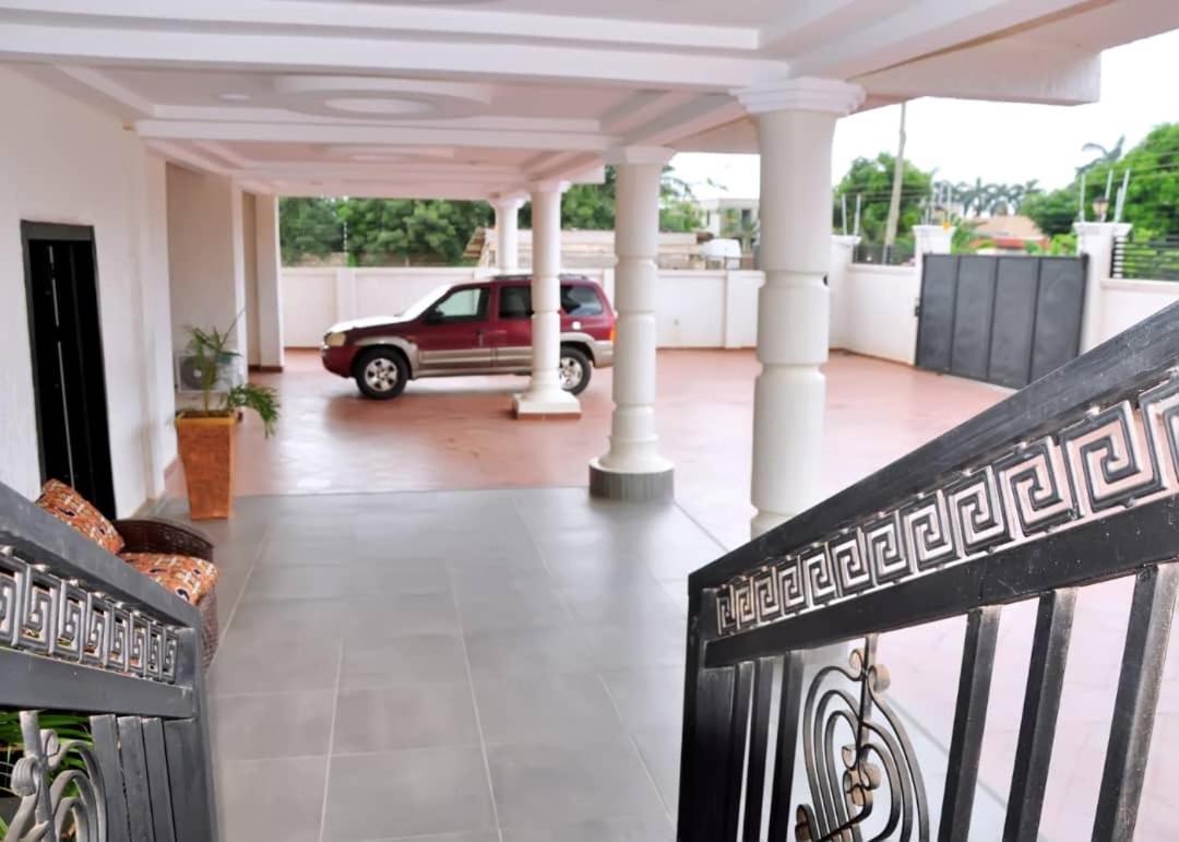 Queens Place Hotel Accra Ngoại thất bức ảnh
